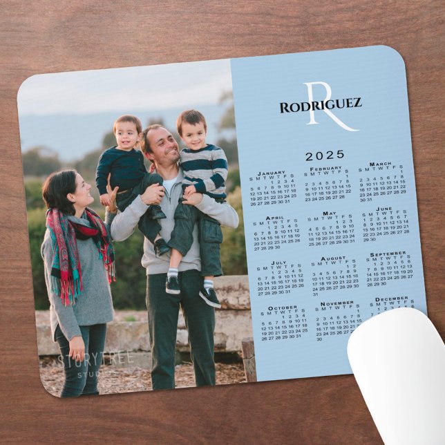 2025 Kalender Ihres Fotos Monogramm Name Light Blu Mousepad (2025 Calendar Your Photo Monogram Name Light Blue Mouse Pad in situ)