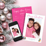 2025 Niedlicher, hellrosa Weihnachtskalender des F Feiertagskarte<br><div class="desc">🌟 Dies ist für 2025 🌟 Niedliche, moderne und dennoch rustikale Weihnachtsfotokarten mit bezaubernden kleinen Wäldern von rustikalen Weihnachtsbäumen und frohe Weihnachten in moderner Typografie auf einer leuchtend modernen Farbpalette von aquamarin und rosa. Wir haben einen Kalender für 2025 auf die Rückseite für eine Karte gelegt, die das ganze Jahr...</div>