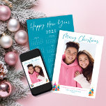 2025 Niedlicher Minimalistischer Aquamariner Weihn Feiertagskarte<br><div class="desc">🌟 Dies ist für 2025 🌟 Niedliche, moderne und dennoch rustikale Weihnachtsfotokarten mit bezaubernden kleinen Wäldern von rustikalen Weihnachtsbäumen und frohe Weihnachten in moderner Typografie auf einer leuchtend modernen Farbpalette von aquamarin und rosa. Wir haben einen Kalender für 2025 auf die Rückseite für eine Karte gelegt, die das ganze Jahr...</div>