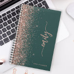 2025 Personalisierter Emerald Green Rose Gold Glit Planer<br><div class="desc">Dieses elegante, moderne Design mit Ihrem Namen in vertikaler Rose rosa Handschrift Handschrift-Drehbuch auf einem smaragdgrünen Hintergrund getrimmt mit einer Rose Gold Imitate Glitzer Rand. Fügen Sie das Jahr in serifenem Schriftart hinzu. (Um die Swashes am Anfang und am Ende des Namens behalten, ersetzen Sie nur die Buchstaben, indem Sie...</div>