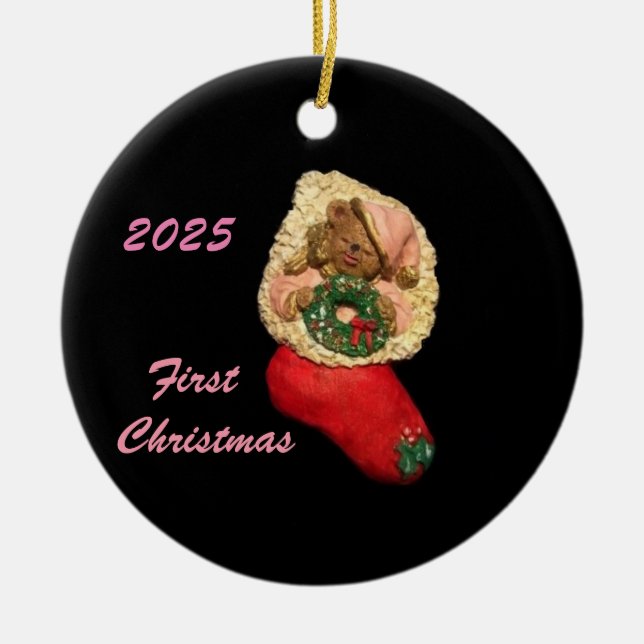 2025 PINK PAJAMA STRUMPF BEAR FIRST XMAS KERAMIK ORNAMENT (Vorne)