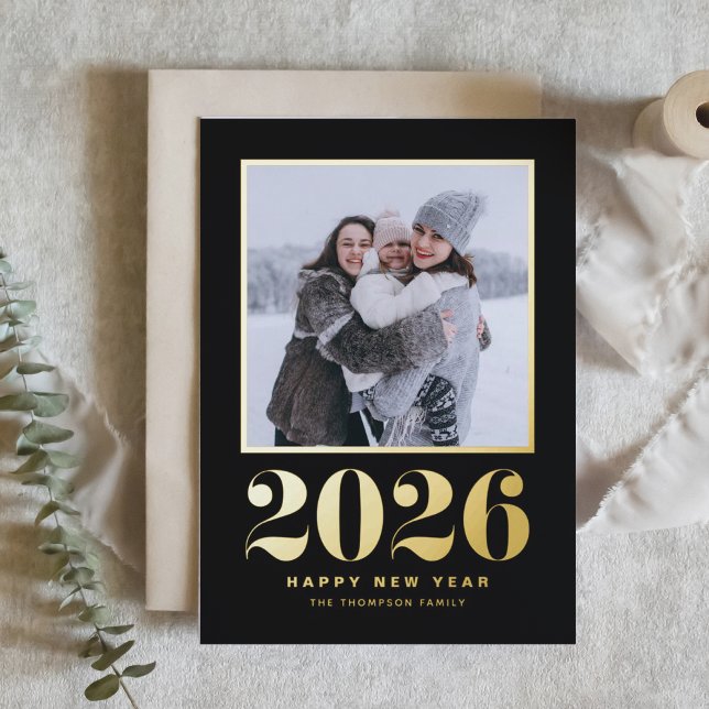 2025 Typografie Schwarzes Glück Neues Jahr Foto (Welcome 2026 with this gold foil New Year photo card featuring a black background.)