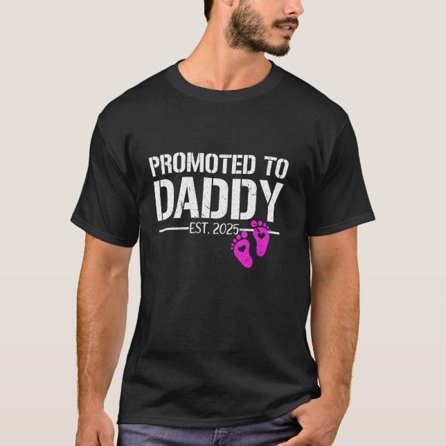 2025 wurde Papa zum Vater seines Mädchens beförder T-Shirt (Vorderseite)