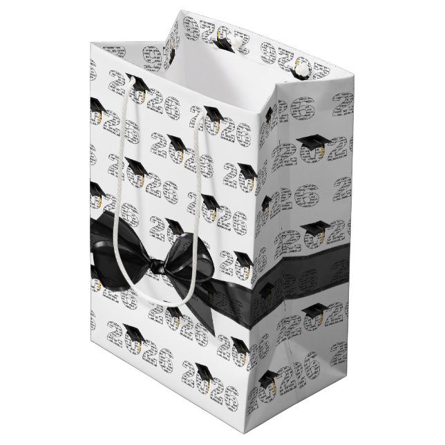 2026 Congrats Grad Word Cloud with Bow Mittlere Geschenktüte (Vorderseite Schrägansicht)