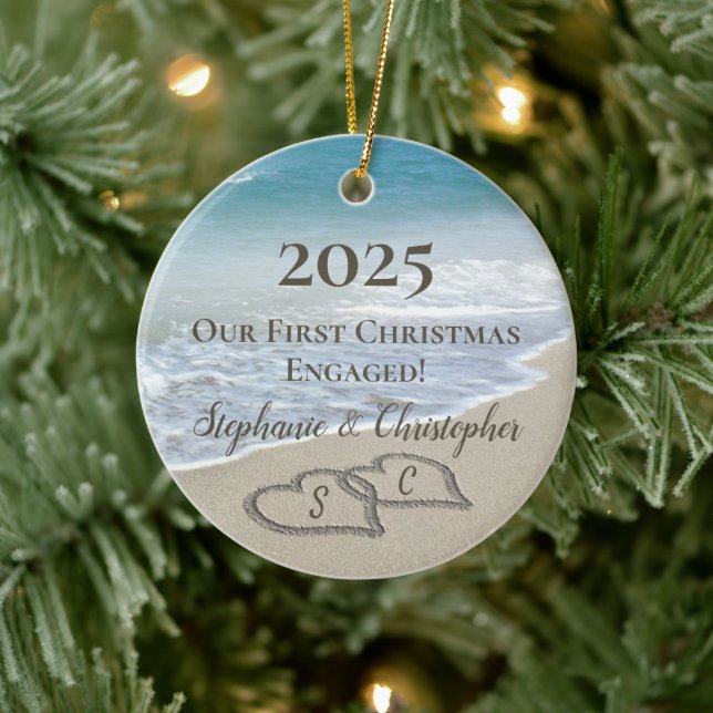 2026 Erste Weihnachten Verlobt Strand Herzen Initi Keramik Ornament (Baum)