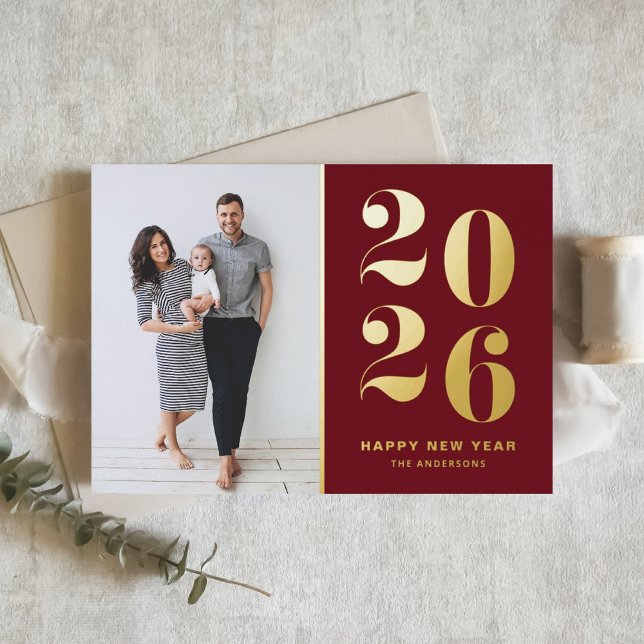 2026 Fette Typografie Burgunder Neujahrsfoto (Customizable photo Happy New Year card featuring 2026 in gold foil and burgundy background.)