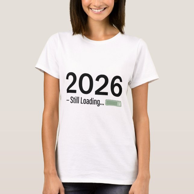 2026: Immer noch am Laden – Der ultimative Tech-Hu T-Shirt (Vorderseite)