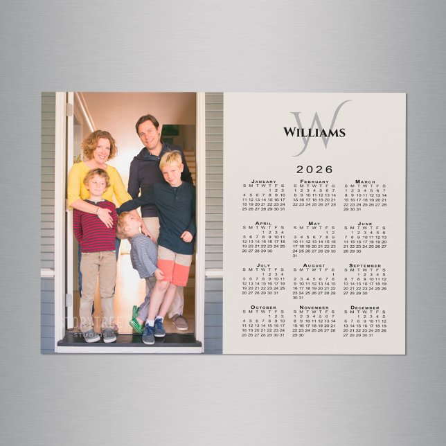 2026 Kalender Benutzerdefiniertes Foto Monogramm B Magnetkarte (2026 Calendar Custom Photo Monogram Beige Magnet in situ)