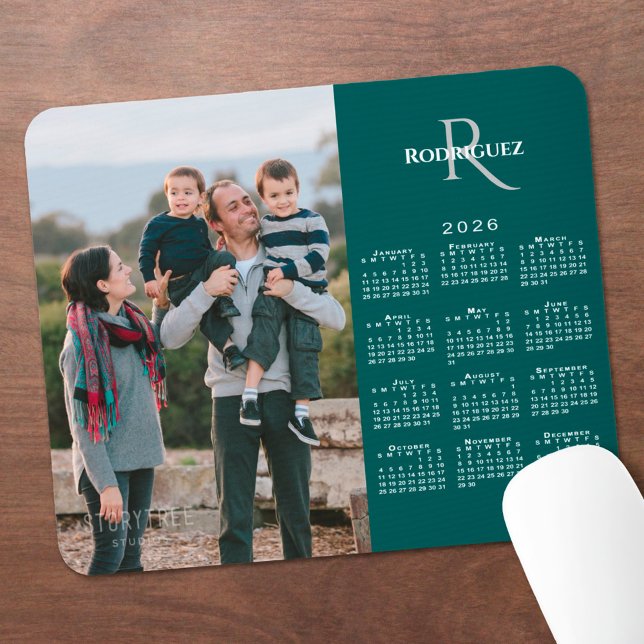 2026 Kalender Benutzerfoto Monogramm Name Türkis Mousepad (2026 Calendar Custom Photo Monogram Name Teal Mouse Pad, in situ)
