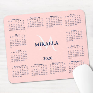 2026 Kalender Chic Monogramm Name auf Korallenrosa Mousepad