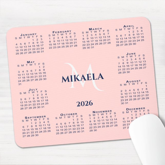 2026 Kalender Chic Monogramm Name auf Korallenrosa Mousepad (2026 Calendar Chic Monogram Name on Coral Pink Mouse Pad with mouse)