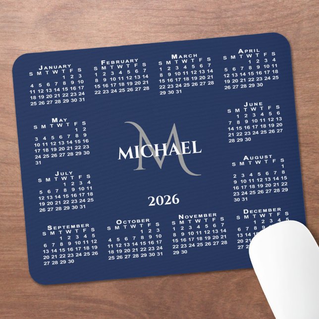 2026 Kalender Chic Monogramm Name auf Navy Blau Mousepad (2026 Calendar Chic Monogram Name on Navy Blue Mouse Pad, in situ)