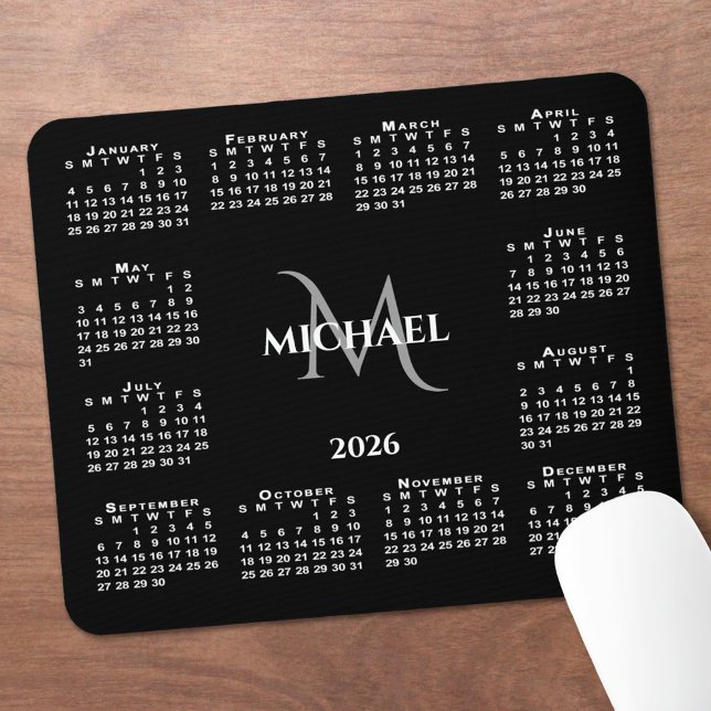2026 Kalender Chic Monogramm Name auf Schwarz Mousepad (2026 Calendar Chic Monogram Name on Black Mouse Pad with mouse)