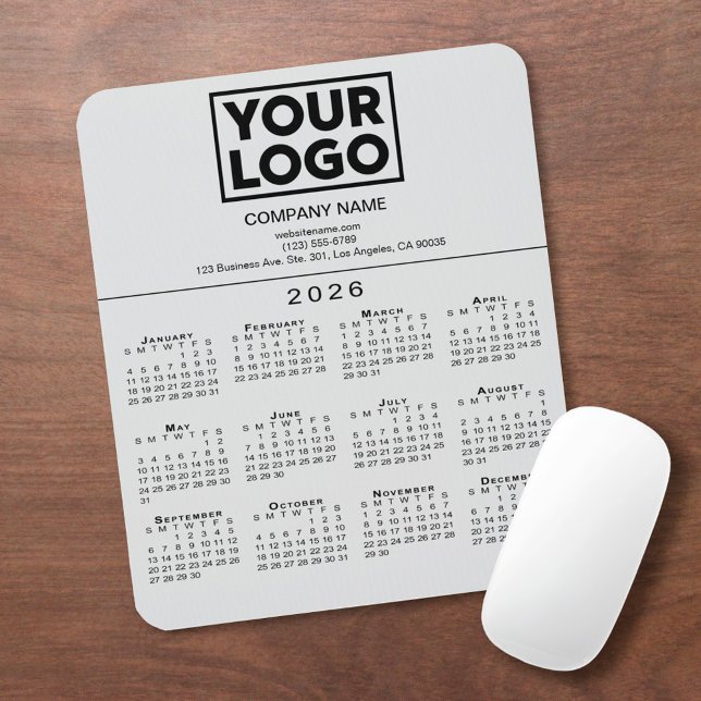 2026 Kalender Firmenlogo und Text auf Grau Mousepad (2026 Calendar Company Logo and Text on Grey Mouse Pad, in situ)