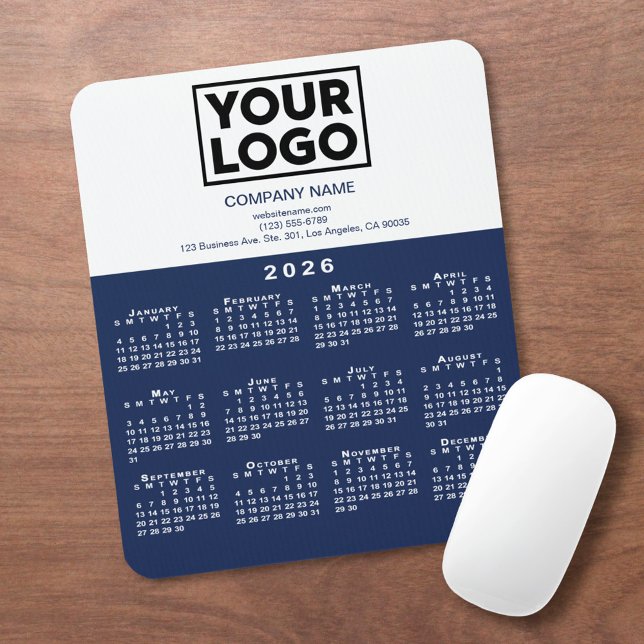 2026 Kalender Firmenlogo und Text Navy Weiß Mousepad (2026 Calendar Company Logo and Text Navy White Mouse Pad, in situ)