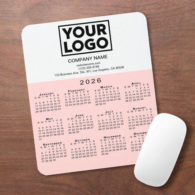 2026 Kalender Firmenlogo und Text Pink Weiß Mousepad (2026 Calendar Company Logo and Text Pink White Mouse Pad, in situ)