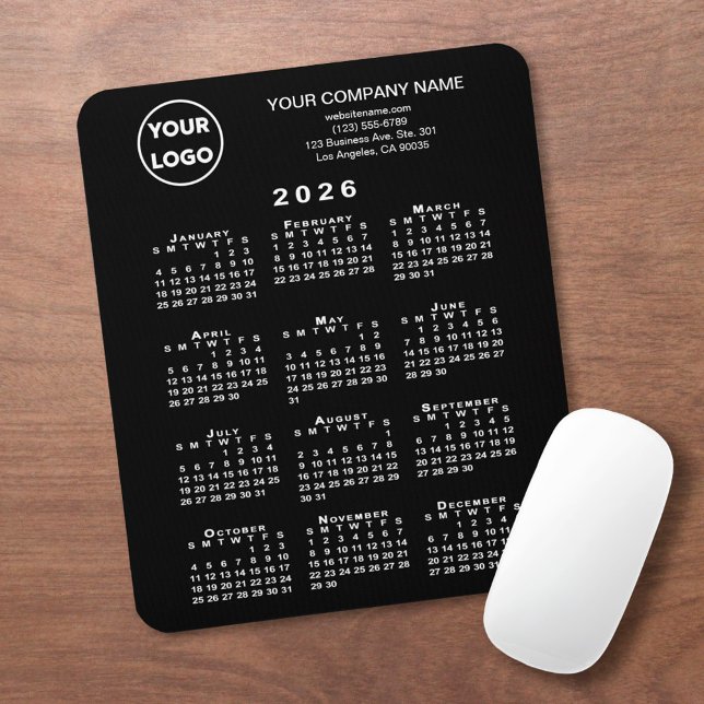 2026 Kalender Geschäft Logo und Text Schwarz Mousepad (2026 Calendar Business Logo and Text Black Mouse Pad, in situ)