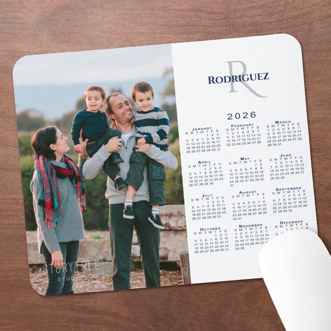 2026 Kalender mit individuellem Foto-Monogramm-Nam Mousepad (2026 Calendar Custom Photo Monogram Name Mouse Pad, in situ)
