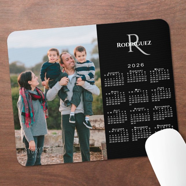 2026 Kalender mit individuellem Foto, Monogramm un Mousepad (2026 Calendar Custom Photo Monogram Name on Black Mouse Pad, in situ)