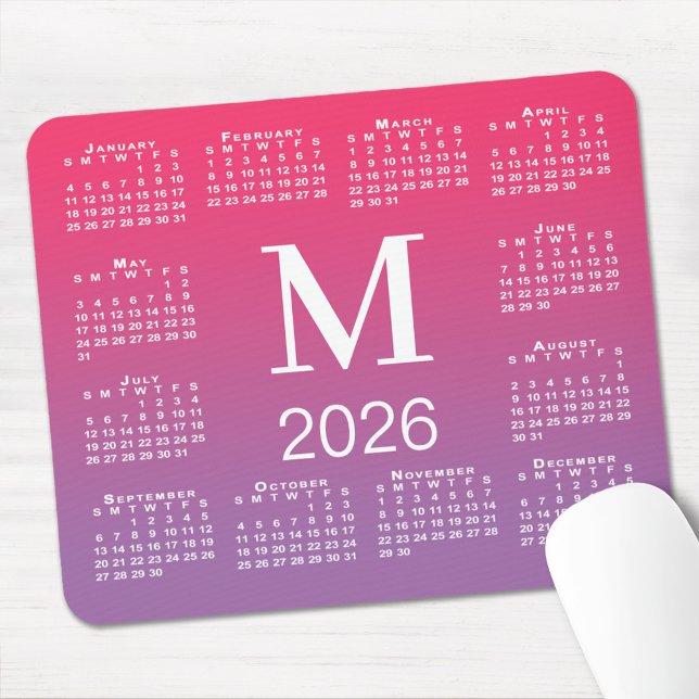 2026 Kalender Monogramm auf rosa bis violettem Far Mousepad (2026 Calendar Monogram on Pink to Purple Gradient Mouse Pad, in situ)