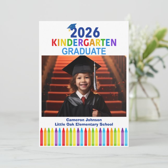 2026 Kindergarten Custom Kids Photo Graduation Ankündigung (Stehend Vorderseite)
