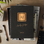 2026 mit Monogramm Name des Black gold Drehbuchs e Planer<br><div class="desc">Luxuriöse exklusive Namenssignatur-Skript und doppelte monogramm Büro oder persönliches Notizbuch mit einem Imitat Kupfer Metallicgold Glitzer Quadrat über einem stilvollen schwarzen Imitat Leder (PRINTED) Hintergrund.                 Geeignet für kleine Unternehmen,  Firmenfachleute oder selbstständige Geschäftsleute,  Studierende,  Stylist- und Markenfachleute,  Makeup-Künstler oder Schönheitssalons sowie Boutique- oder Ladenmanager.</div>