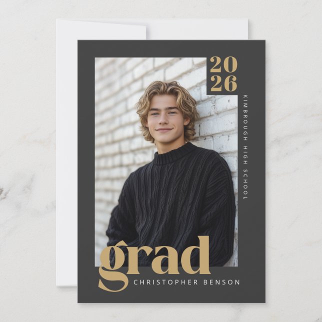 2026 Modern Charcoal & Warm Gold Graduation Einladung (Vorderseite)