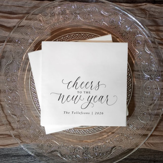 2026 Silvester Cheers Elegantes Skript Party Serviette (Elegant black and white New Year’s napkin with “cheers to the new year 2026” in chic script.)