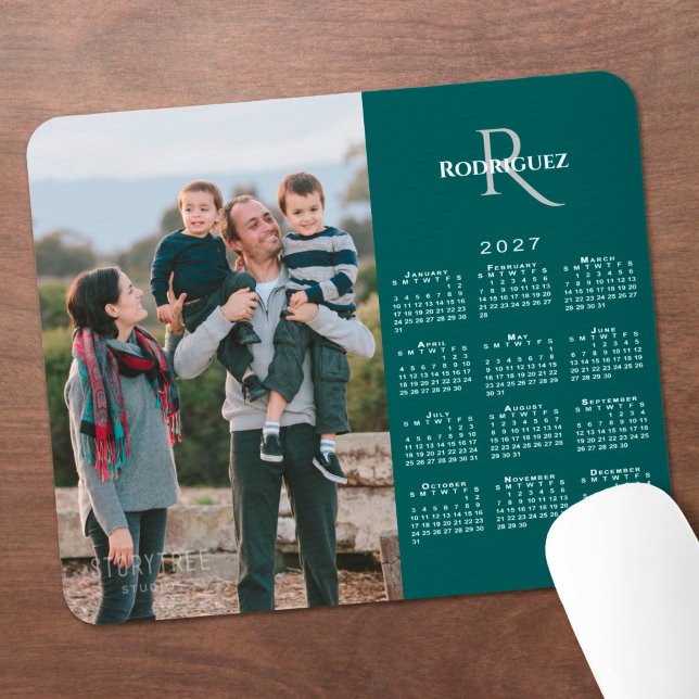 2027 Kalender Benutzerfoto Monogramm Name Türkis Mousepad (2027 Calendar Custom Photo Monogram Name Teal Mouse Pad in situ)