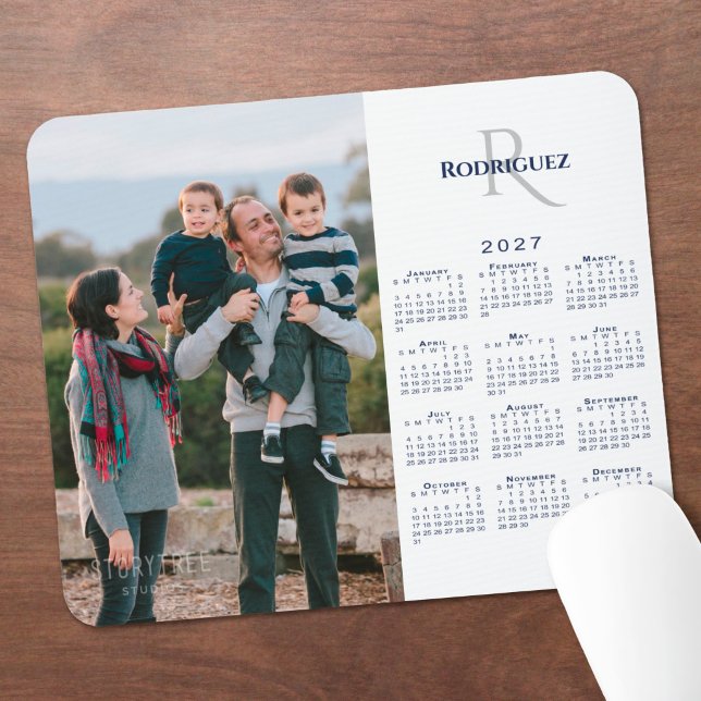 2027 Kalender mit individuellem Foto-Monogramm-Nam Mousepad (2027 Calendar Custom Photo Monogram Name Mouse Pad in situ)