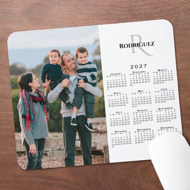 2027 Kalender mit individuellem Foto, Monogramm un Mousepad (2027 Calendar Custom Photo Monogram Name on White Mouse Pad in situ)