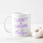 20. Geburtstag Personalisiert Kaffeetasse<br><div class="desc">Mark ihr 20. Geburtstag im Stil mit dieser sassy TWENTY & THRIVING Tasse in einem hellen lila Design. Diese Kaffee-Tasse der Keramik ist perfekt mit jedem Namen personalisiert und macht ein lustiges und nützliches Geburtstagsgeschenk für einen Freund, eine Tochter, einen Kollegen oder einen Klassenkameraden. Es ist der perfekte Mix aus...</div>