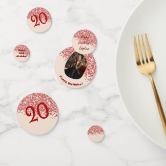 20. Geburtstagstisch mit rotem Glitter-Foto Konfetti