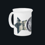 20. Hochzeitstag Platinum 2-Sterne-Fotos Getränke Pitcher<br><div class="desc">Jeder verdient ein Herzemblem, um seine Meilensteine zu markieren, und für Ihren 20. Hochzeitstag ist nicht anders zu akzeptieren, dass Sie ein Platin zwei Jahrzehnte erreicht haben! Also habe ich ein metall-ähnliches Medaillon digitales Bild für genau das entworfen. Ich bin auch für jede Anpassung oder benutzerdefinierte Illustration, die für Sie...</div>