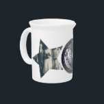 20. Hochzeitstag Platinum 2-Sterne-Fotos Getränke Pitcher<br><div class="desc">Jeder verdient ein Herzemblem, um seine Meilensteine zu markieren, und für Ihren 20. Hochzeitstag ist nicht anders zu akzeptieren, dass Sie ein Platin zwei Jahrzehnte erreicht haben! Also habe ich ein metall-ähnliches Medaillon digitales Bild für genau das entworfen. Ich bin auch für jede Anpassung oder benutzerdefinierte Illustration, die für Sie...</div>