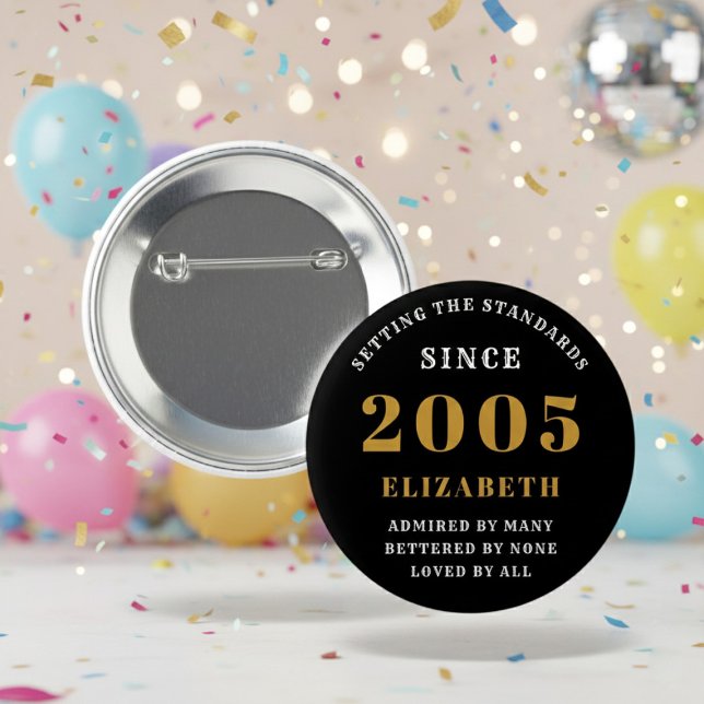 21. Geburtstag 2005 Elegant Chic Schwarz Gold Button (Born 2005 button badge. Background out of focus.)