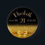21. Geburtstag elegante goldene Schleife mit Band  Button<br><div class="desc">Elegant,  klassisch,  glamourös und feminin.  Ein goldfarbener Bogen und Band mit goldenem Glitzer und Funkeln,  ein bisschen Bluben und Luxus für ein 21. Party.  Schwarzer Hintergrund. Vorlagen für ihren Namen,  Alter 21,  Geburtsdatum und Geburtstag.</div>