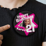 21. Geburtstag Foto Spaß heiß rosa Taste/Abzeichen Button<br><div class="desc">Feiern Sie einen besonderen 21. Geburtstag mit diesem lustigen, heißen rosa, schwarz-weißen Stern 21 Foto Abzeichen/Taste. Personalisieren Sie dieses Abzeichen mit einem Foto des Geburtstagsmädchens. Eine tolle Idee, um eine Geburtstagsfeier mit etwas Spaß zu feiern. Kann verwendet werden, um Fotos oder andere lustige oder peinliche Fotos Ihrer Geburtstagsmädchen zeigen 21...</div>