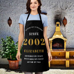 21. Geburtstag Geboren 2002 Black Gold Lady's Schürze<br><div class="desc">Ein personalisiertes klassisches Schwarz-Schürze-Design für diese Geburtstagsfeier. Fügen Sie den Namen zu diesem Vintagen Retrostil Schwarz, Weiß und Gold für ein individuelles Geburtstagsgeschenk hinzu. Bearbeiten Sie den Namen und das Jahr einfach mit der Vorlage. Ein wunderbares Geschenk zum Geburtstag. Mehr Geschenke und Party Vorräte für das Party feiern im Laden....</div>