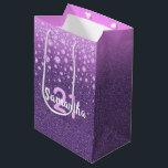 21. Geburtstag Imitat Diamanten auf lila rosa Glit Mittlere Geschenktüte<br><div class="desc">Eine elegante und glamouröse 21. Geburtstagsgeschenk-Tasche oder Gaumenbeutel. Girly lila und rosa Imitat Glitzer und Imitat rosa Diamantsprinkle. Vorlagen für einen Namen und Alter von 21 Jahren.  Weiße und rosa Buchstaben.  Der Name wird mit einem handgeschriebenen Stilskript geschrieben.</div>