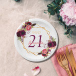 21. Geburtstag Party Weißgold Geo Blumenburgund Pappteller<br><div class="desc">Ein Teller für ein Party zum 21. Geburtstag. Ein eleganter weißer Hintergrund mit einem geometrischen Rahmen in Imitaten. Die Einrichtung besteht aus dunklen, lila und bordeauxfarbenen Blume, Rose und Boho-Federn. Vorlagen für einen Namen, 21 Jahre und ein Datum. Geburtsdatum oder Geburtsdatum des Party. Der Name ist mit handgeschriebenem Stilskript, rosa...</div>