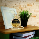 21. Geburtstag schwarzer goldener Name Bogen elega Taschenuhr<br><div class="desc">Elegant,  klassisch,  glamourös und feminin. Ein Imitat mit goldfarbenem Bogen und Band,  ein bisschen Bling und Luxus für ein Geburtstagsgeschenk oder Sake. Schwarzer Hintergrund. Vorlagen für ihren Namen und das Alter von 21 Jahren. Der Name ist mit einem modernen handgeschriebenen Stilskript geschrieben.</div>