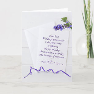 21. Jubiläum violette Blumen auf weißem Holz Karte