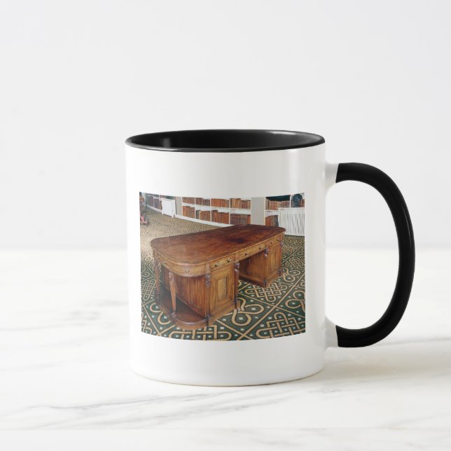 24: Schreibtisch durch jr. Thomas Chippendale, Tasse (Rechts)