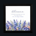 25. Geburtstag Juli Geburtmonat Blume Erinnerungskiste<br><div class="desc">Elegante sommerliche Aquarellblau-Larkspur-Blume schaffen eine wunderschöne Blumengrenze am Ende dieser Geschenkboxen der Birth Blume Juli. Larkspur- oder Delphinium-Blume sind die Blume der Geburt im Juli. Eine trendige Schriftart-Kombination verleiht ihm eine moderne Ästhetik. Der gesamte Text ist bearbeitbar.</div>