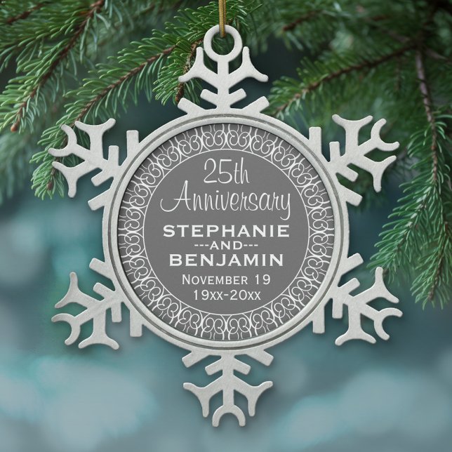 25. Hochzeitsfeier mit Braut- und Bräutigamen Schneeflocken Zinn-Ornament (Personalized Pewter Christmas Ornament - 25th Wedding Anniversary)