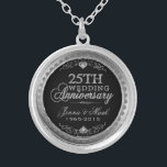 25. Hochzeitstag Black Silver & Diamonds Versilberte Kette<br><div class="desc">Eleganter 25. Hochzeitstag Silber und Diamanten Glitzer drucken über schwarzen Hintergrund. Silber tönt den runden Rahmen. Anpassbare Namen und Jahre.</div>
