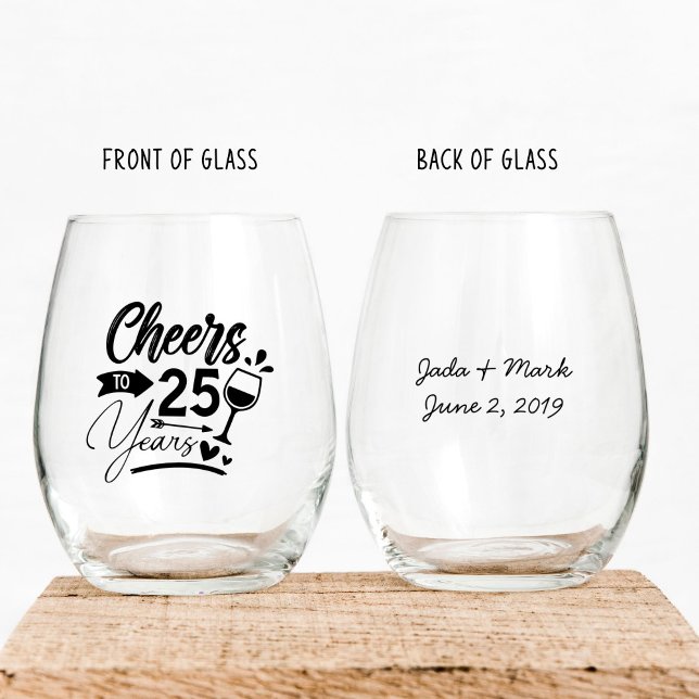 25. Hochzeitstag Elegante Feier Weinglas Ohne Stiel (stemless wine glass for a 25th wedding anniversary that says cheers to 25 years, customized)