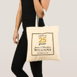 25. Hochzeitstag Gold jubelt auf 25 Jahre Tragetasche<br><div class="desc">Feiern Sie das 25. Hochzeitstag mit diesem Beifall zu 25 Jahren Hochzeitstag Party Gedenktüte. Dieses moderne Design weist eine schwarz-goldene Grenze mit leicht lesbarem Text auf, der lautet "CHEERS TO 25 years". Passen Sie dieses Element mit Ihren Vor- und Nachnamen und dem Datum Ihrer Veranstaltung an. Einfach und klassisch, ideal...</div>