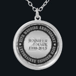 25. Hochzeitstag Metallic Silver & Black 2 Versilberte Kette<br><div class="desc">Eleganter 25. Hochzeitstag Gedenkstätte mit individualisierbarem Text. Metallisches Silber und Schwarz. Weißer Diamantenakzent.</div>